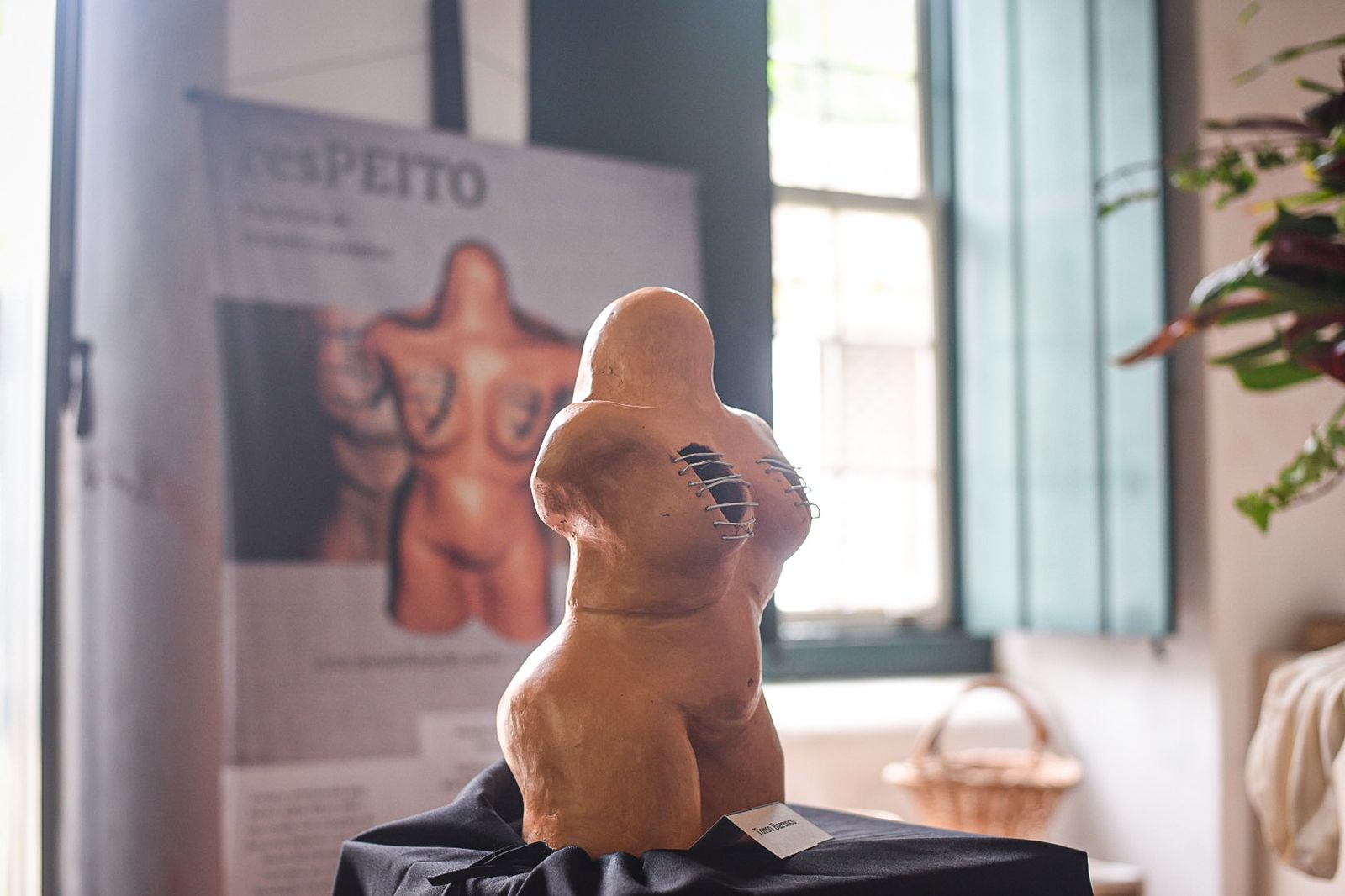 Museu Etnográfico Casa dos Açores abriga exposição de cerâmica sobre câncer de mama