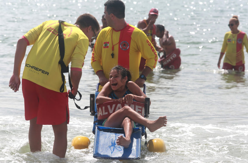 Projeto garante banho de mar a todos no litoral catarinense